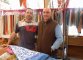 Massimo e il figlio Govinda dietro al loro banco di stoffe al mercato del Villaggio Olimpico del Venerdì