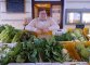 Elio dietro al suo banco di frutta e verdura al mercato Macao